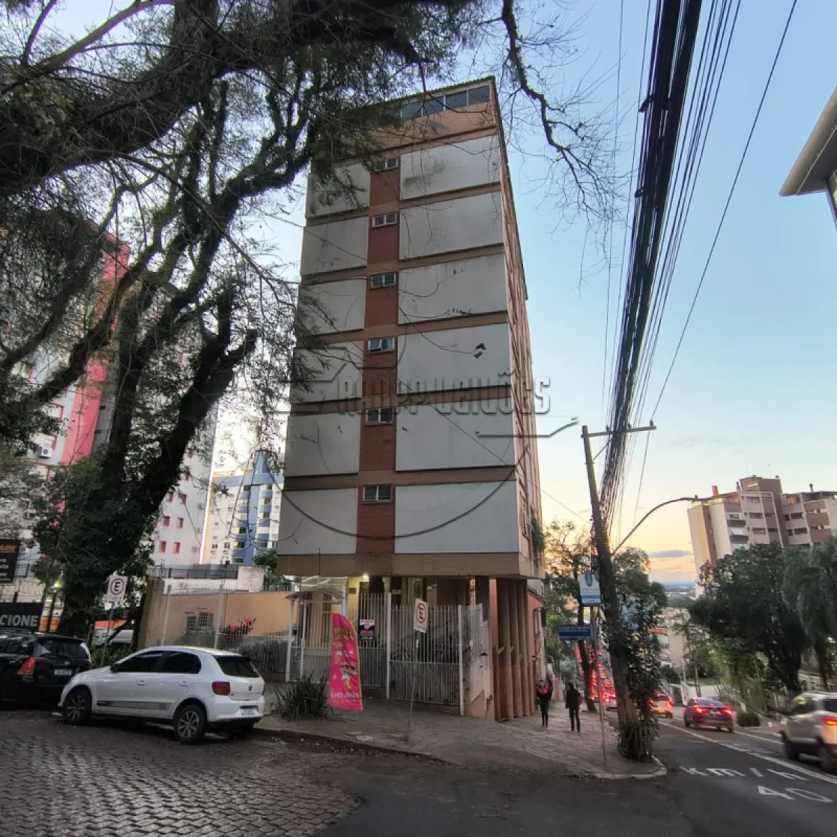 LOTE 009 - (PORTO ALEGRE/RS) O apto 201, c/ 178,32m² + estacionamento 3, ambos do Edifício Denize, no Bairro Floresta
