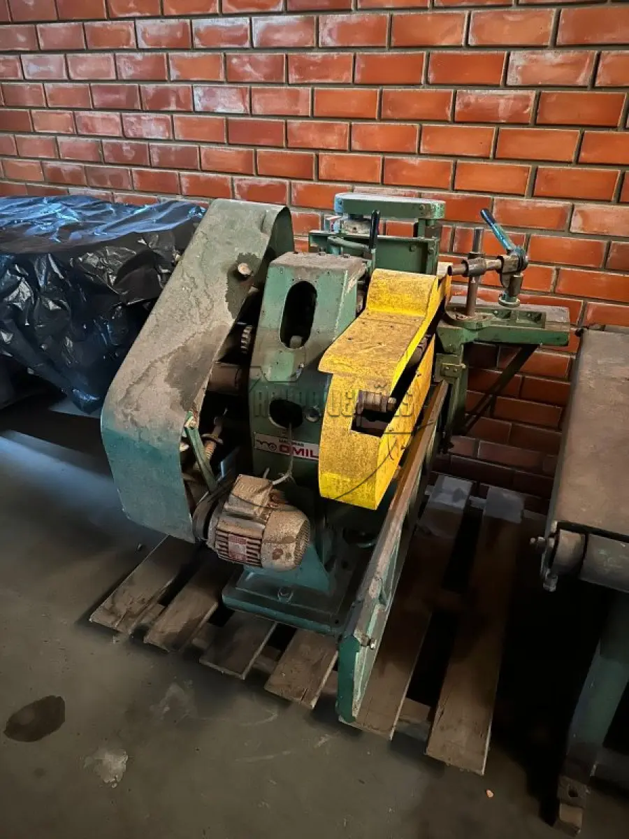 LOTE 025 - Uma máquina refiladeira, marca Omil