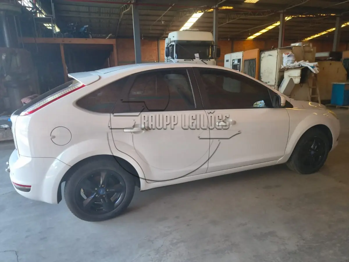 LOTE 017 - Um veículo I/FORD FOCUS 2L HC FLEX, ano/mod 2013/2013