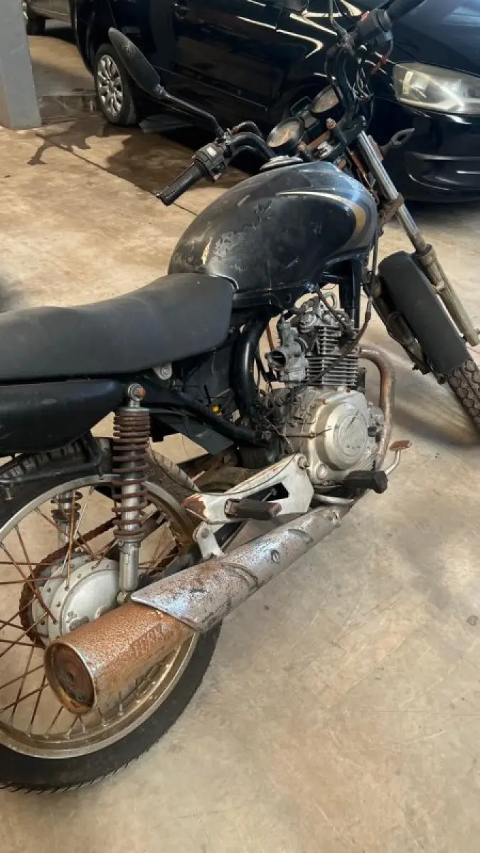 LOTE 008 - Uma motocicleta YAMAHA/YBR 125E, ano/mod. 2005/2006