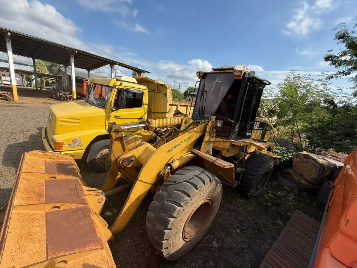 LOTE 009 - Uma CARREGADEIRA CATERPILLAR 938G, ano 1990, funcionando