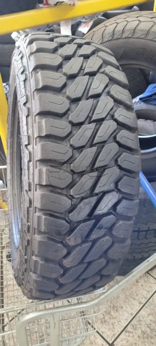 LOTE 004 - 02ª DATA | 02 elevadores de carros e 06 pneus offroad mud/mt (uso Troller)