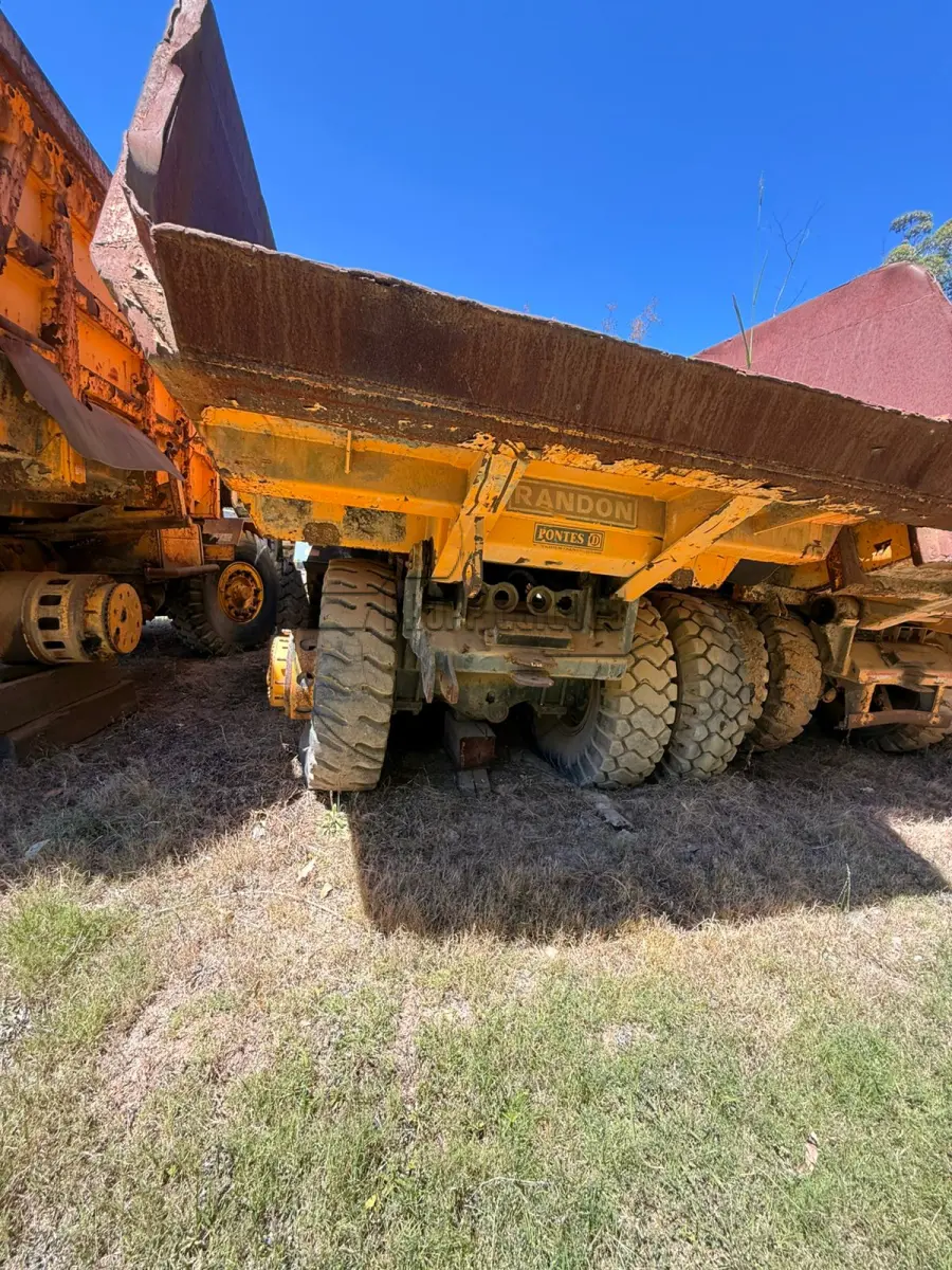 LOTE 020 - (Unidade de CANDIOTA/RS) Caminhão fora de estrada Randon, mod. RK 430M 4X2, ano 2006