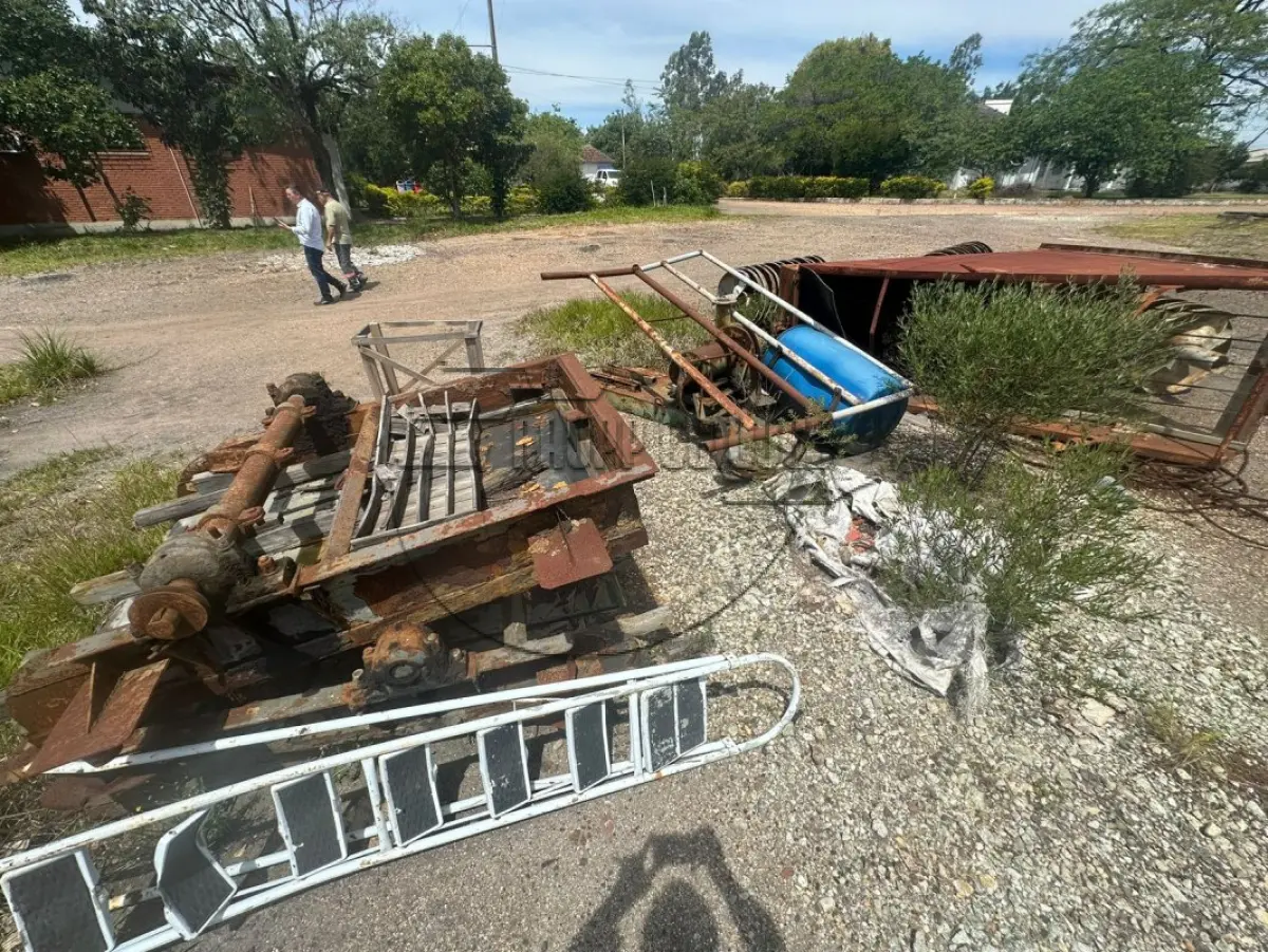 LOTE 048 - (Unidade de MINAS DO LEÃO P1) Plaina - sucatas - rolo compactador - tanque | Apregoado apenas caso o LOTE 045 NÃO SEJA VENDIDO