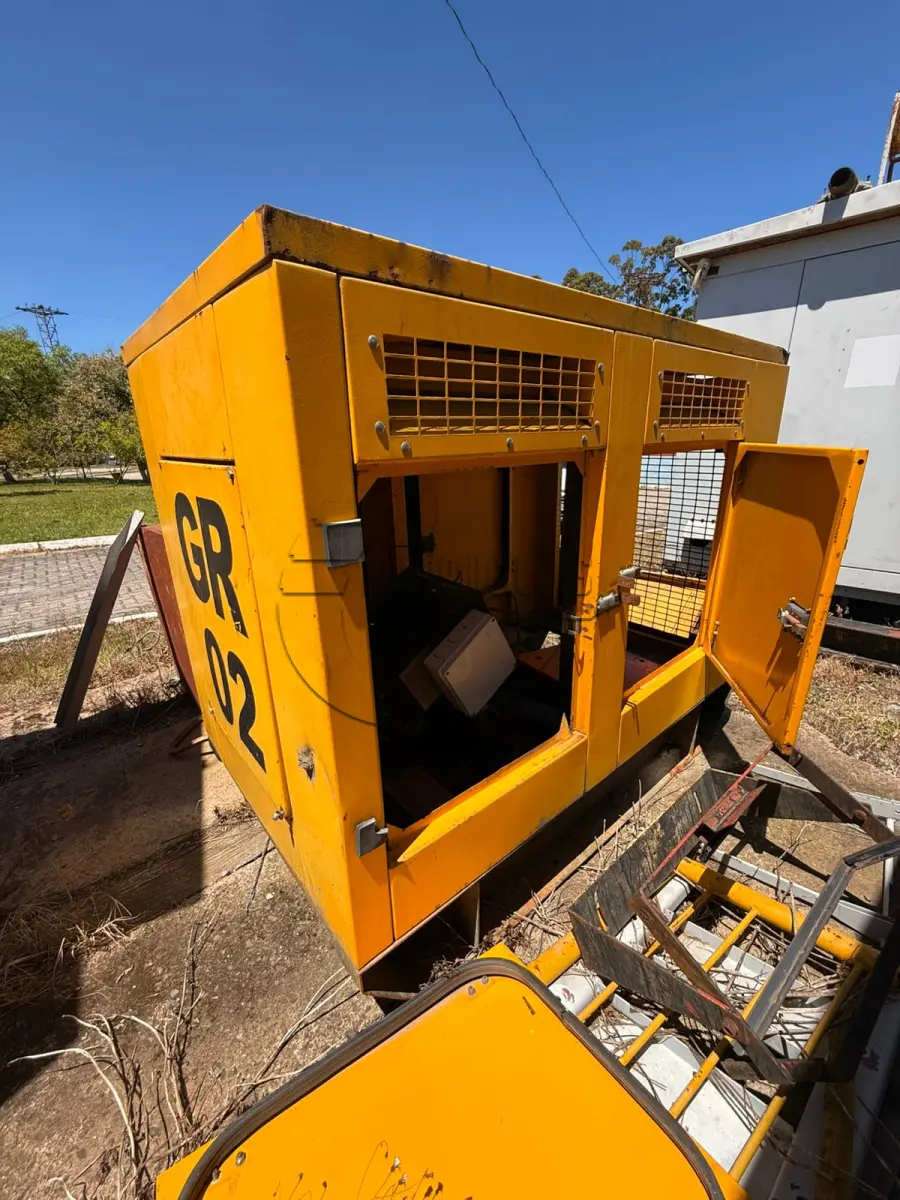 LOTE 038 - (Unidade de CANDIOTA/RS) Armários p/ disjuntores - gaiola p/ compressor - entre outras sucatas