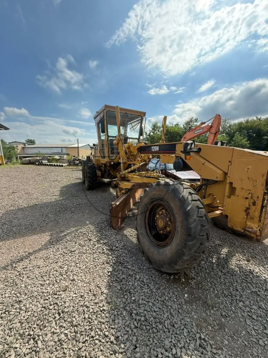 LOTE 010 - Uma MOTONIVELADORA CATERPILLAR 120H, ano 2009, funcionando