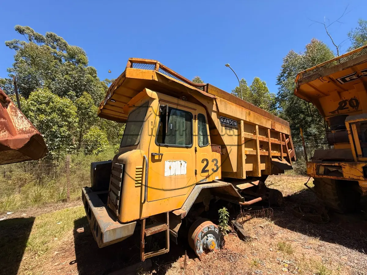LOTE 018 - (Unidade de CANDIOTA/RS) Caminhão fora de estrada Randon, mod. RK 430 4x2, ano 2000