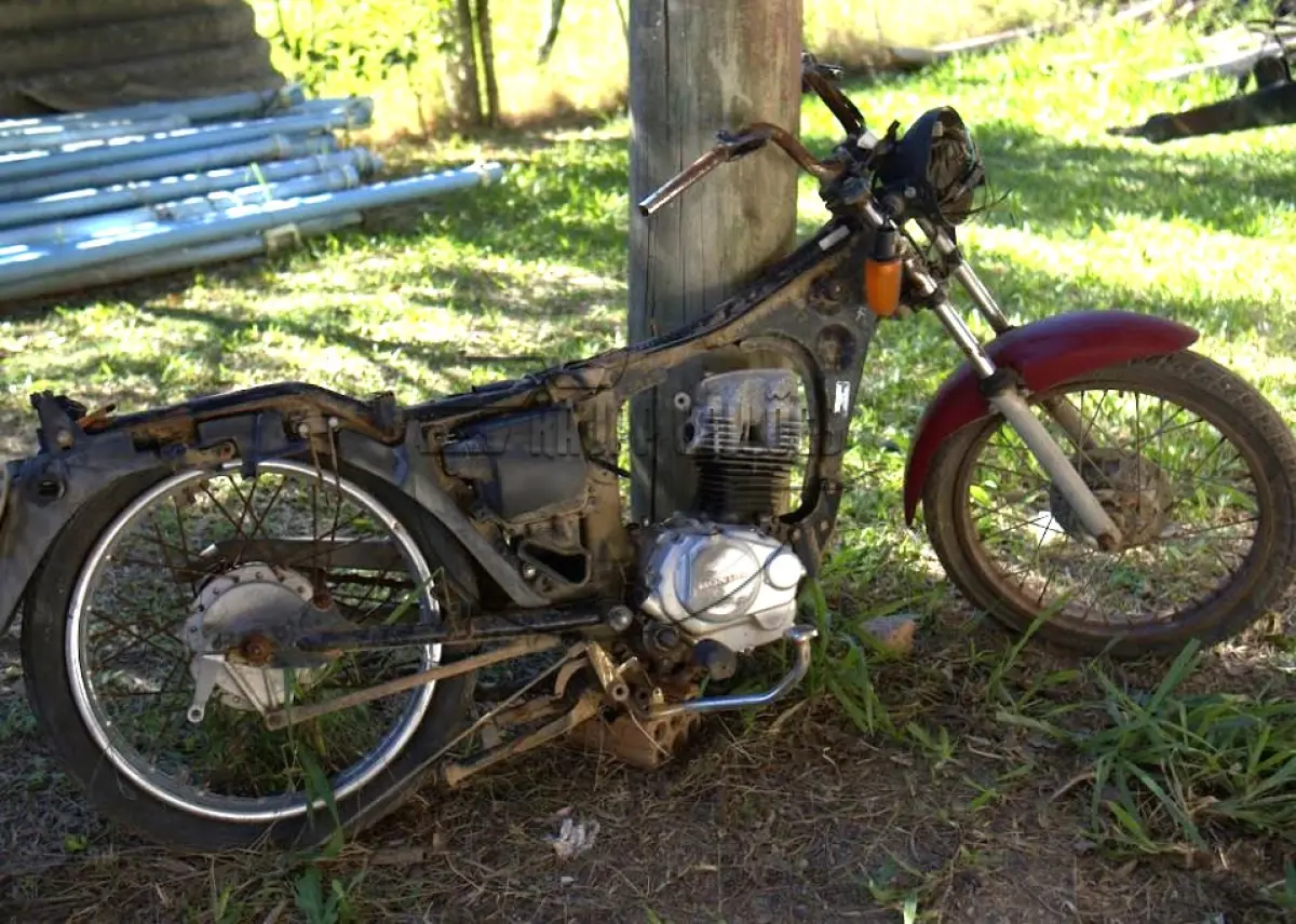 LOTE 017 - Moto - sucata