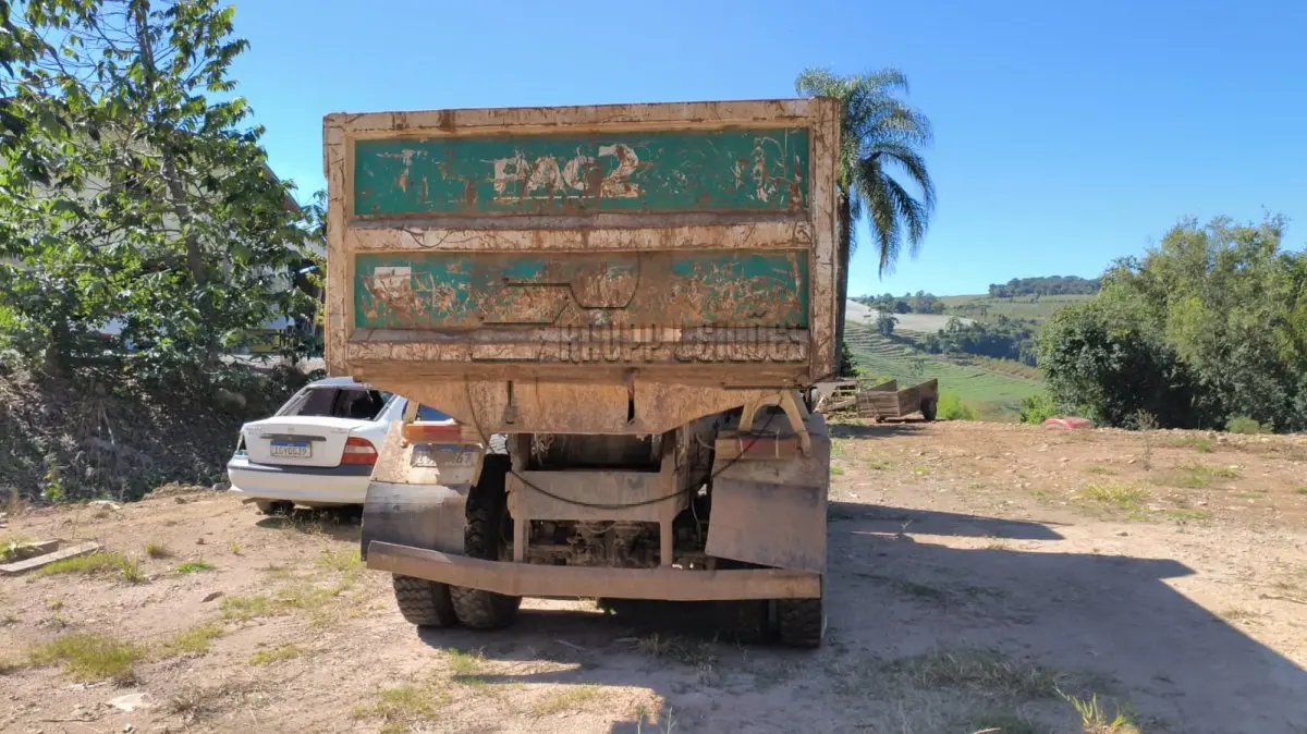 LOTE 011 - Caçamba basculante Librelato