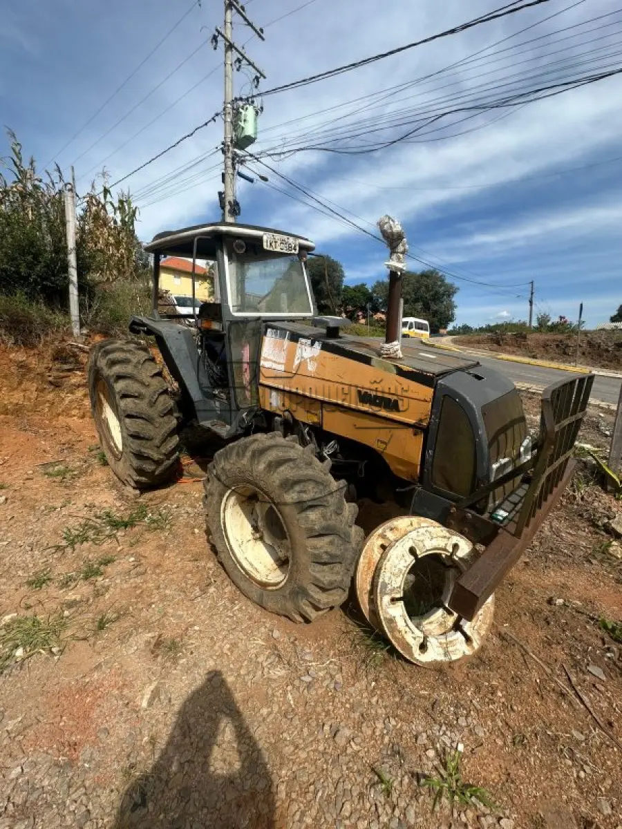 LOTE 001 - Trator agrícola de rodas, marca Valmet, ano 2002, modelo M.A./VALMET