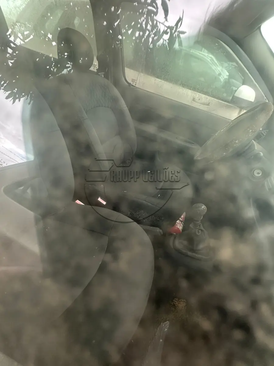 LOTE 010 - Veículo tipo automóvel, marca Renault, modelo Clio, ano/modelo de fabricação 2014/15