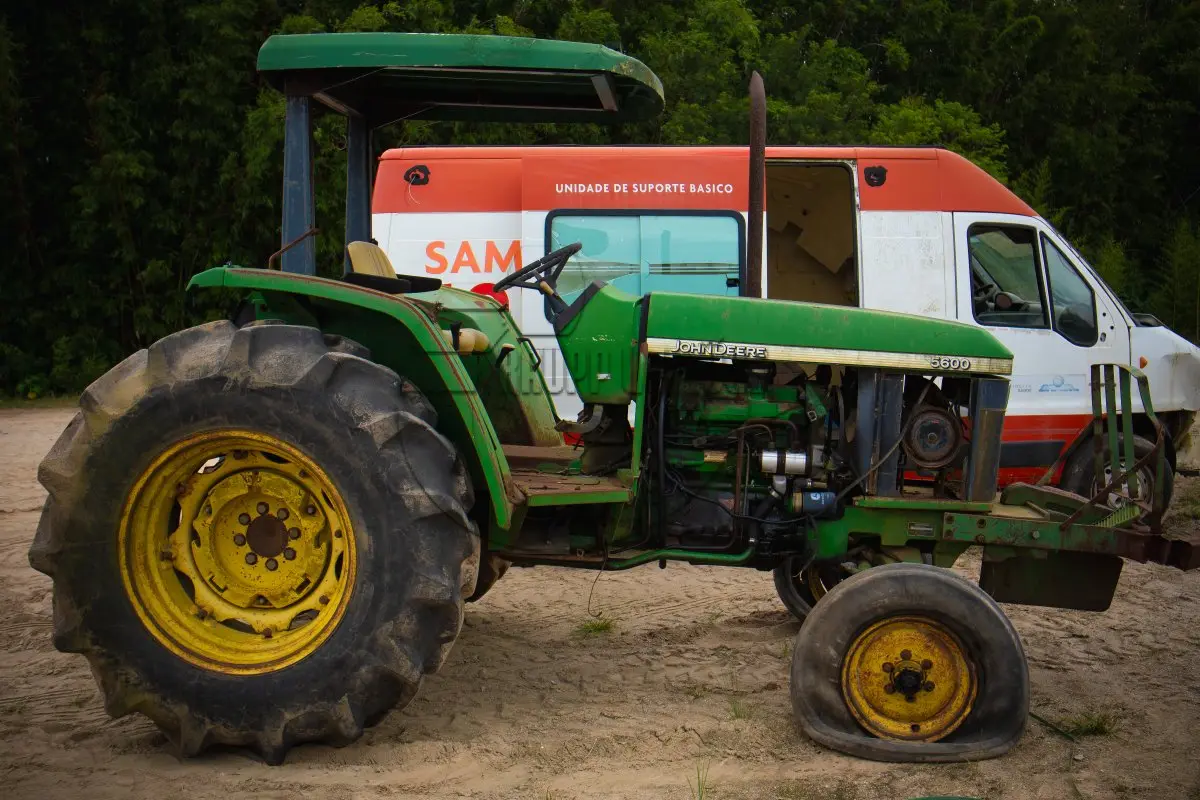 LOTE 019 - Trator - sucata