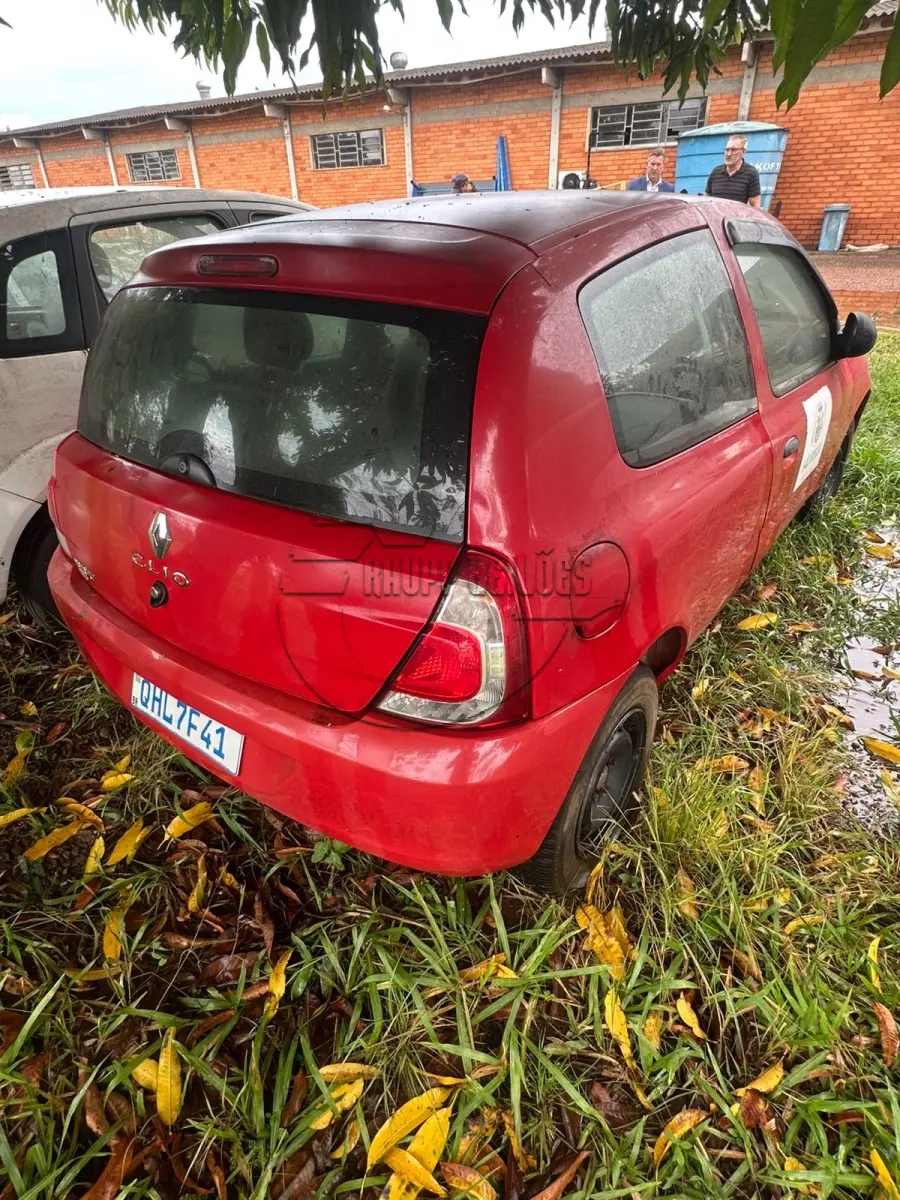 LOTE 010 - Veículo tipo automóvel, marca Renault, modelo Clio, ano/modelo de fabricação 2014/15