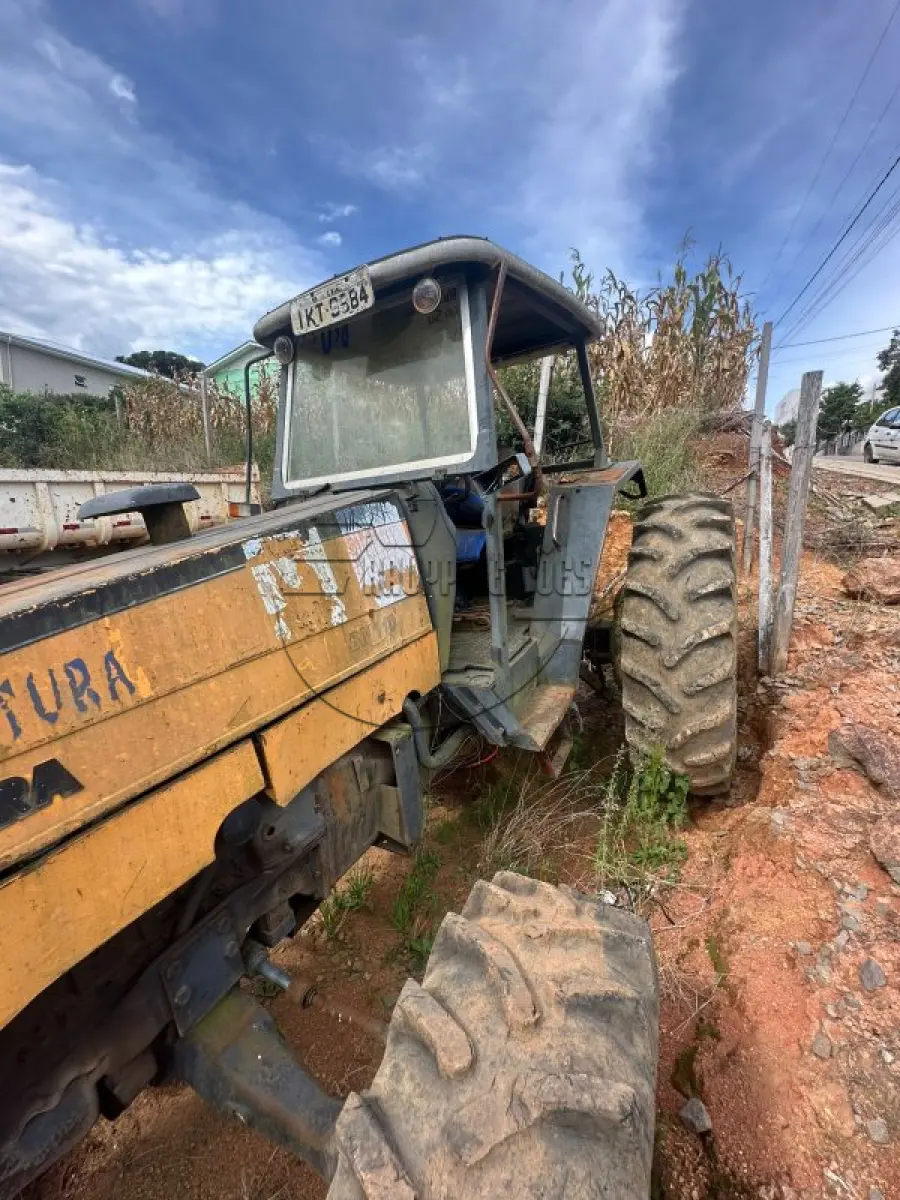 LOTE 001 - Trator agrícola de rodas, marca Valmet, ano 2002, modelo M.A./VALMET