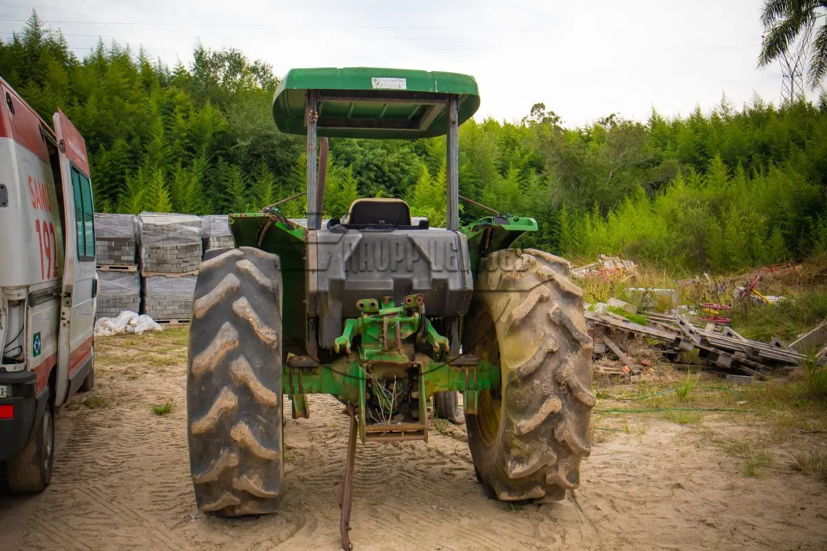 LOTE 019 - Trator - sucata