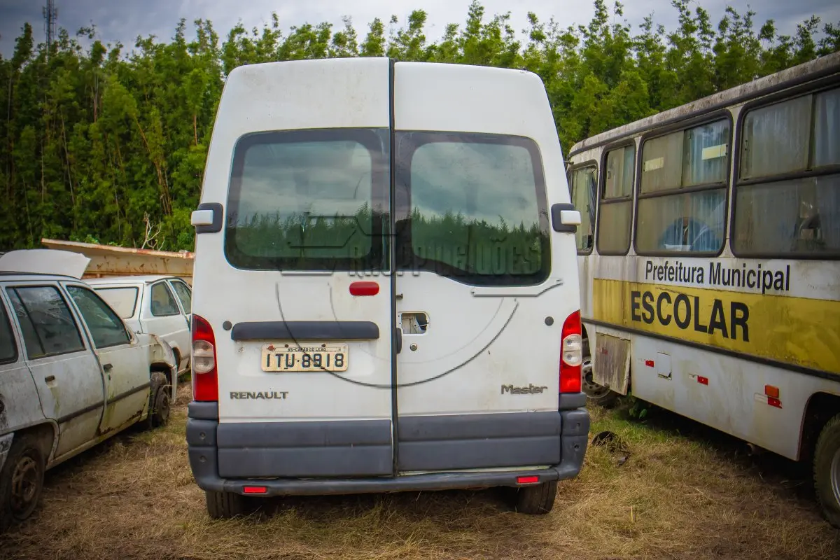 LOTE 011 - Veículo RENAULT MASTER EUROLAF P, ano/ mod 2012/2013