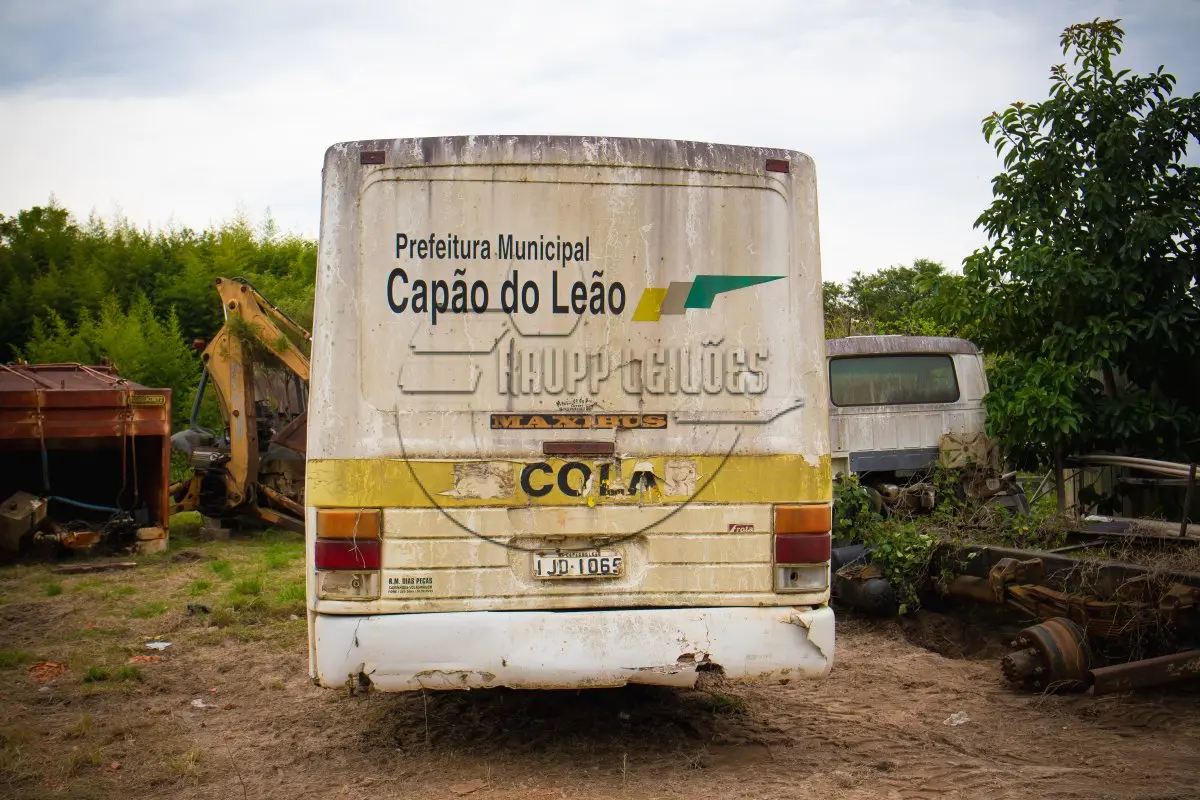 LOTE 020 - Ônibus escolar - sucata