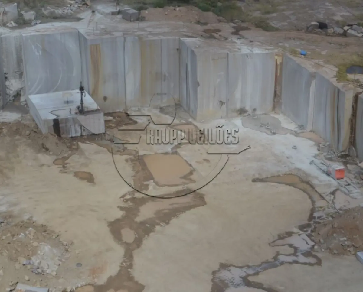 LOTE 001 - DIREITOS MINERÁRIOS p/ exploração da substância mineral Sienito