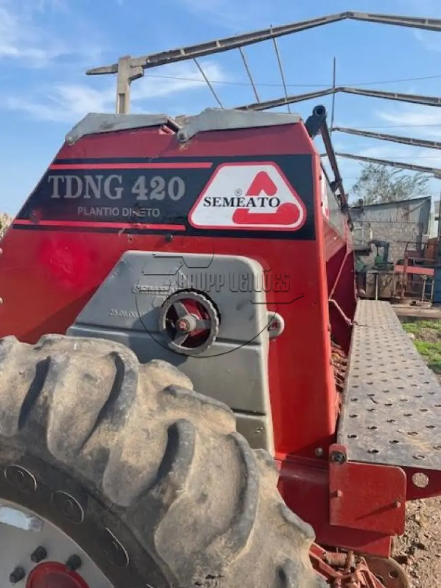 LOTE 001 - Plantadeira marca Semeato, modelo TDNG 420