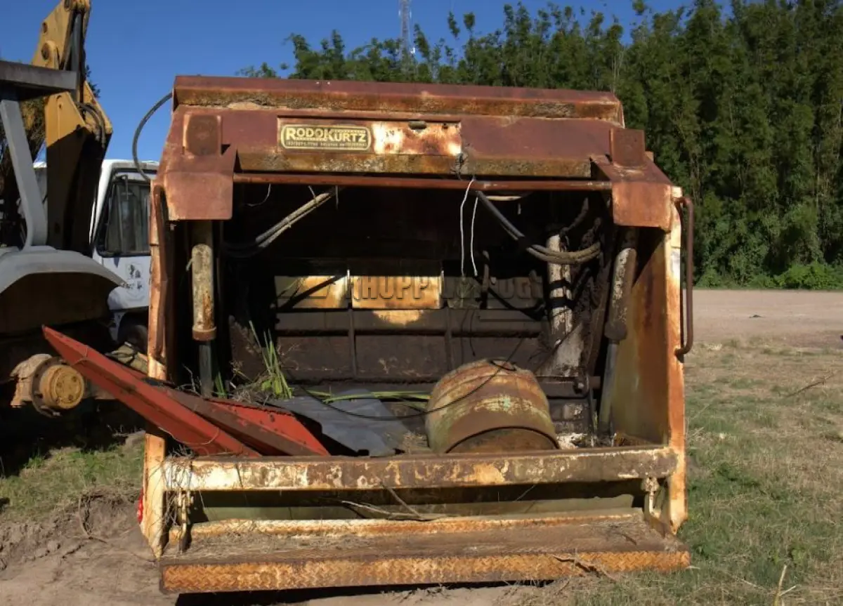 LOTE 022 - Caçamba - sucata