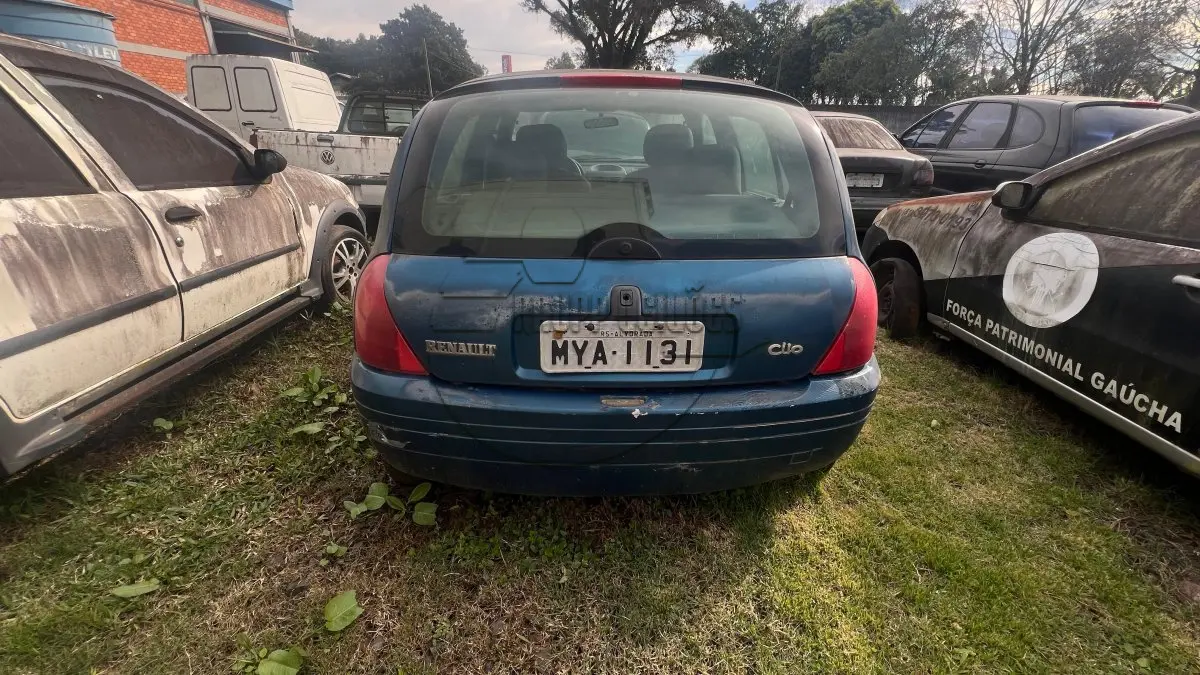 LOTE 008 - Um veículo marca RENAULT/CLIO RL 1.0,  ano/mod 1999/2000
