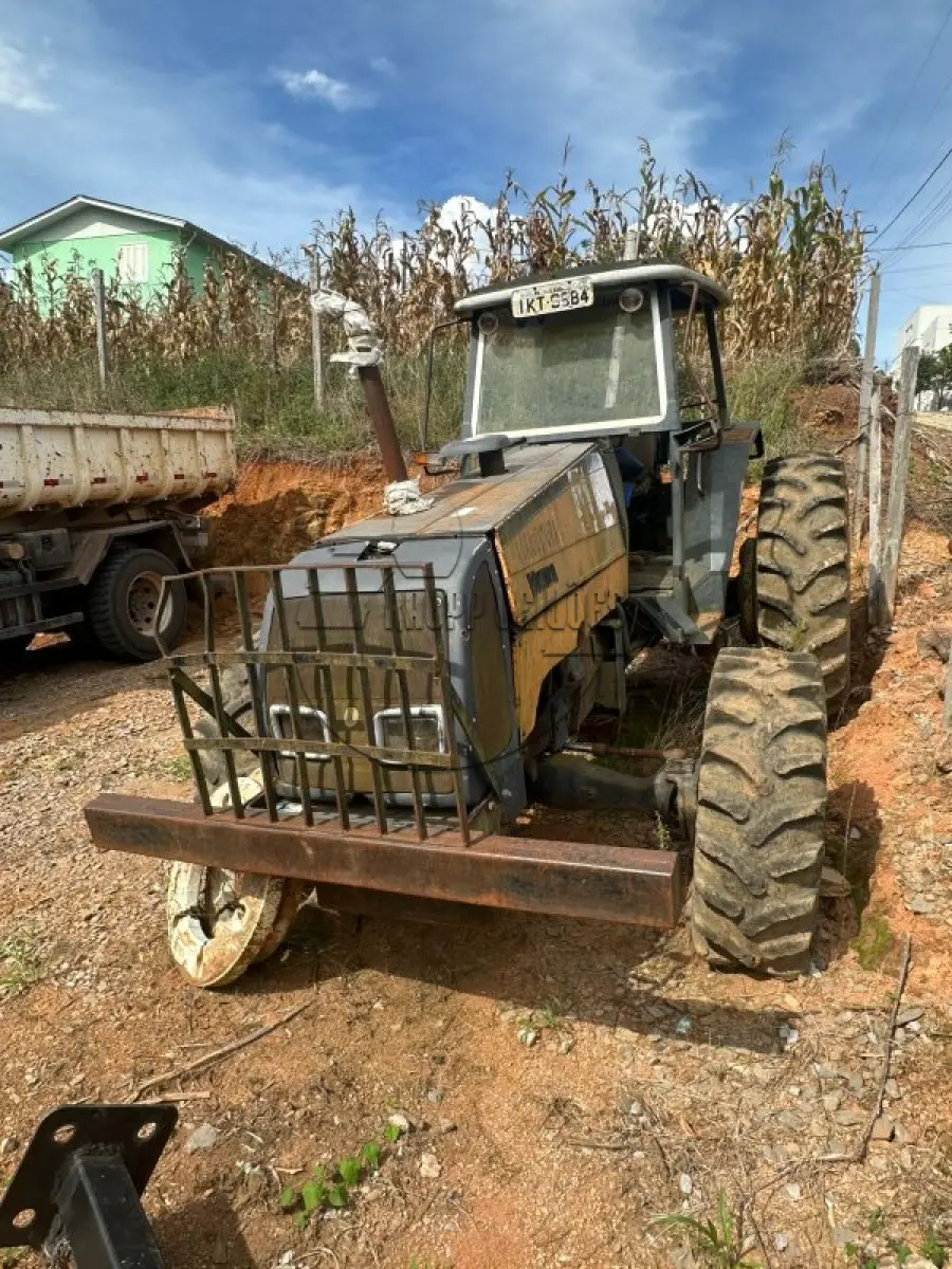 LOTE 001 - Trator agrícola de rodas, marca Valmet, ano 2002, modelo M.A./VALMET