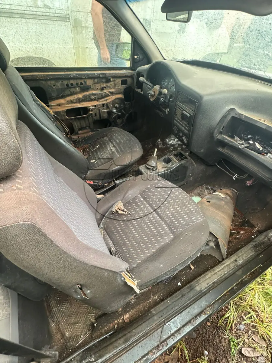 LOTE 016 - Veículo tipo automóvel, marca VW, modelo Gol 10, ano/modelo de fabricação 2003/2004, placas ALJ5467