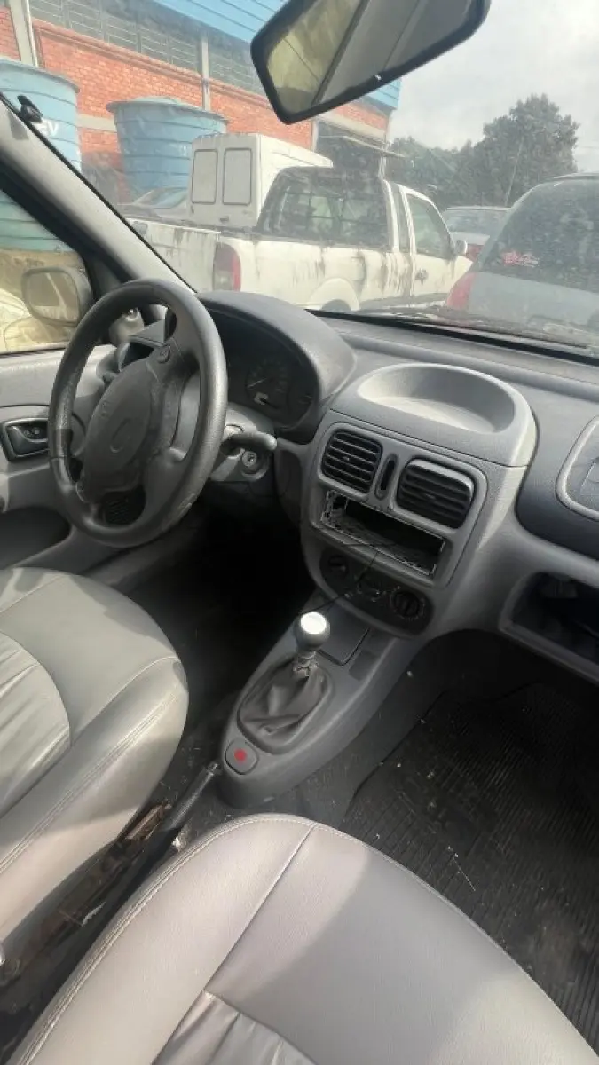LOTE 008 - Um veículo marca RENAULT/CLIO RL 1.0,  ano/mod 1999/2000