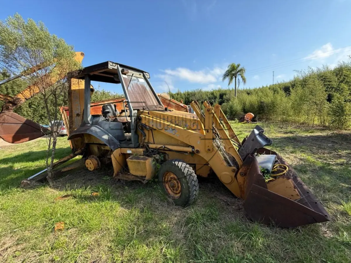LOTE 015 - Retro escavadeira - sucata - S/ DIREITO À RODAGEM EM VIA PÚBLICA
