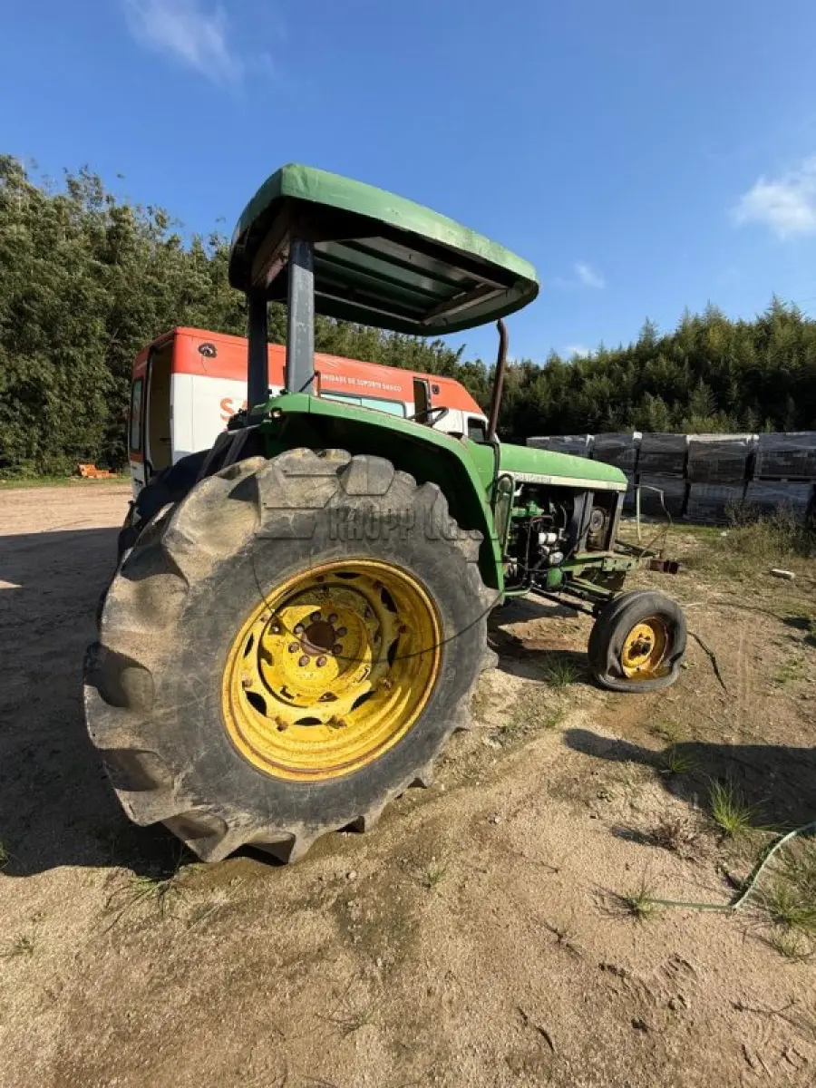 LOTE 019 - Trator - sucata - S/ DIREITO À RODAGEM EM VIA PÚBLICA