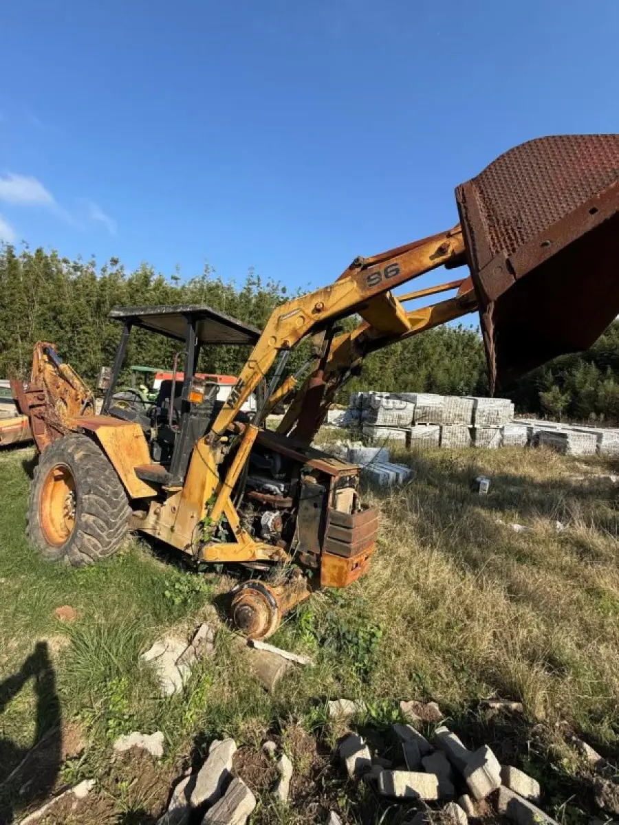LOTE 016 - Retro escavadeira - sucata - S/ DIREITO À RODAGEM EM VIA PÚBLICA