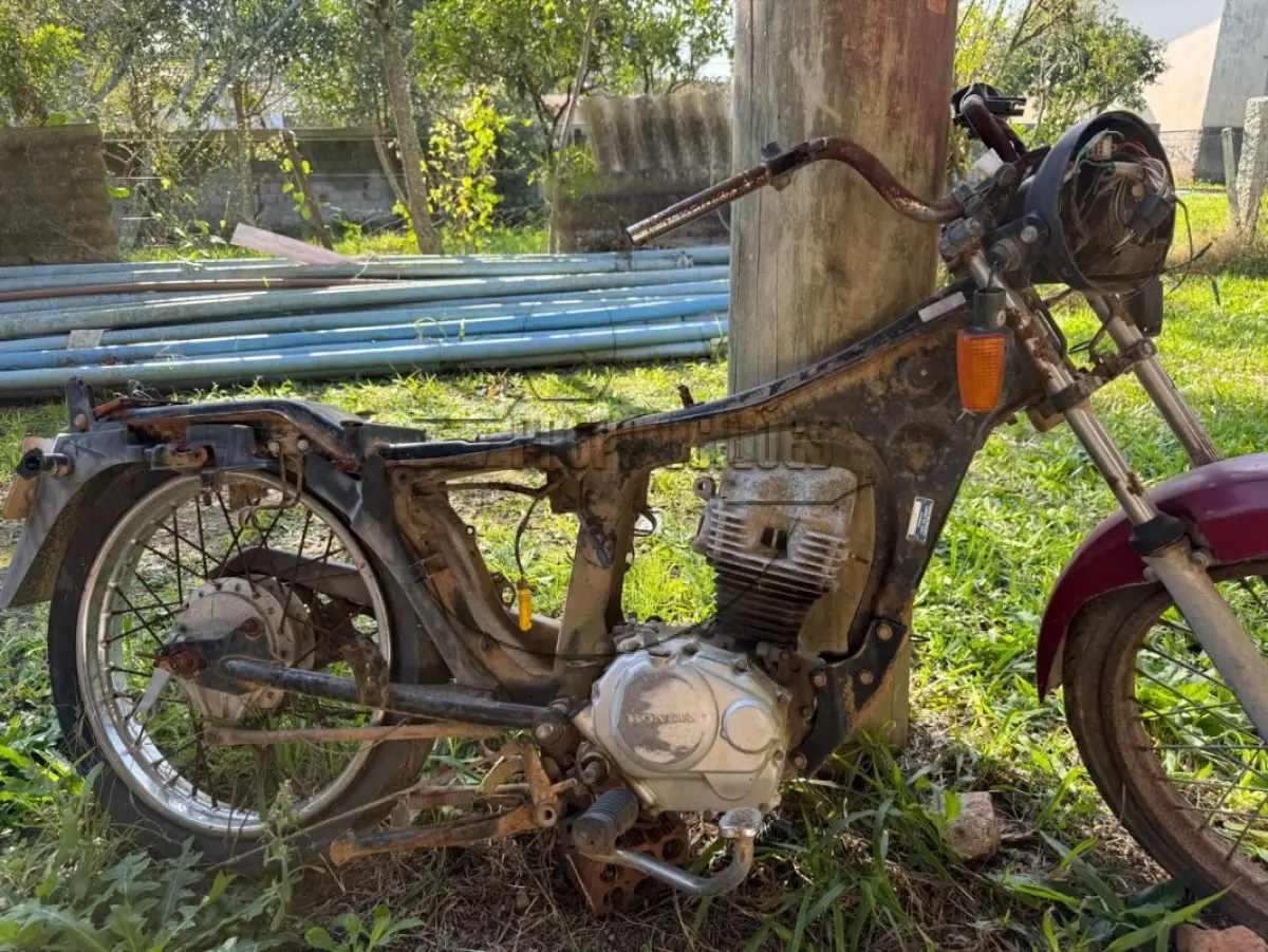 LOTE 017 - Moto - sucata - S/ DIREITO À RODAGEM EM VIA PÚBLICA