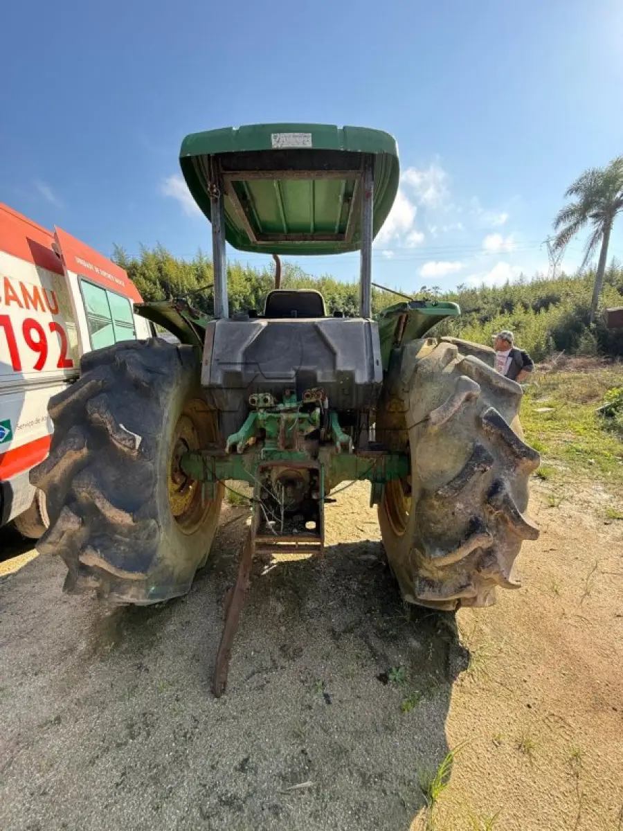 LOTE 019 - Trator - sucata - S/ DIREITO À RODAGEM EM VIA PÚBLICA