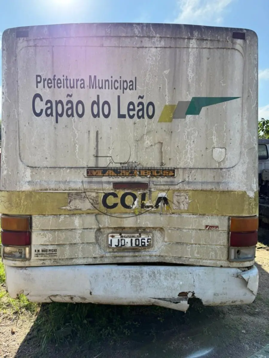 LOTE 020 - Ônibus escolar - sucata - S/ DIREITO À RODAGEM EM VIA PÚBLICA