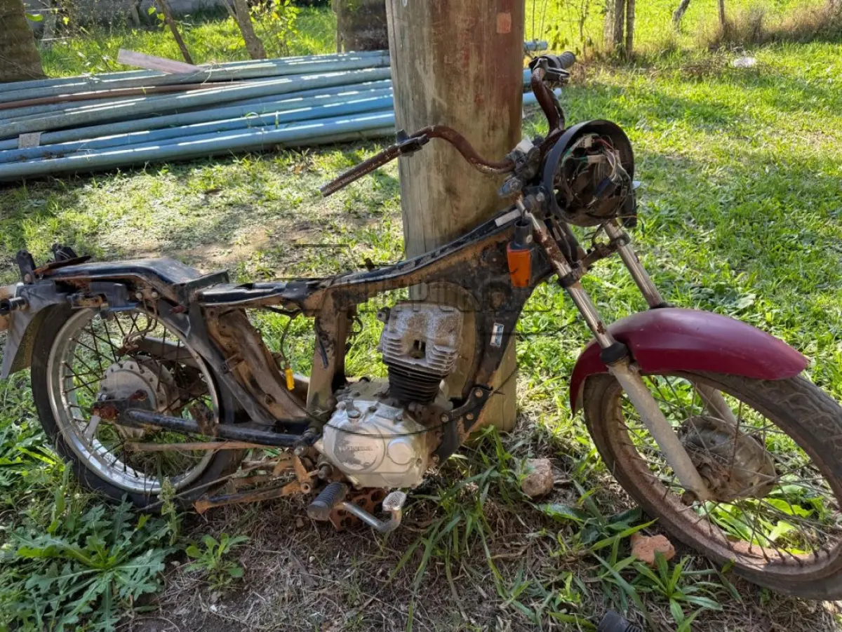 LOTE 017 - Moto - sucata - S/ DIREITO À RODAGEM EM VIA PÚBLICA