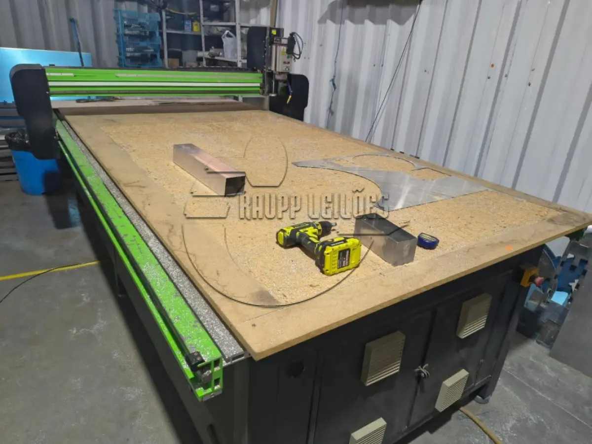 LOTE 004 - **Máquina CNC Rhouter fresadora c/ mesa de 3 metros — Modelo DS4