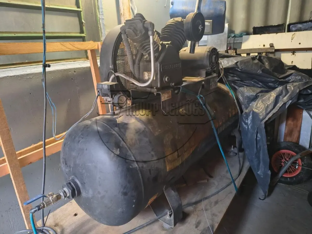 Foto de **UM COMPRESSOR INDUSTRIAL, CHIAPERINNI 20PÉS, 250 LITROS, 5HP