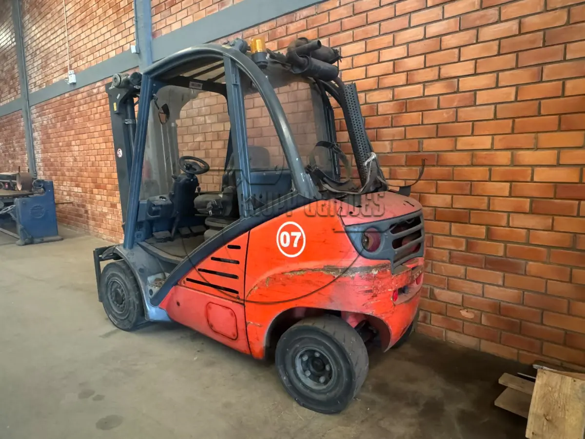 LOTE 001 - Uma empilhadeira Linde, modelo H30T, ano 2005, capacidade 3.000kg