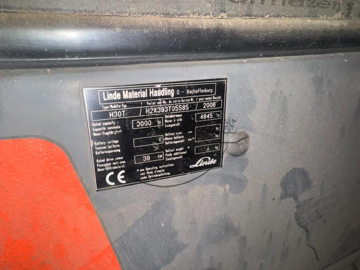 LOTE 002 - Uma empilhadeira Linde, modelo H30T, ano 2006, capacidade 3.000kg