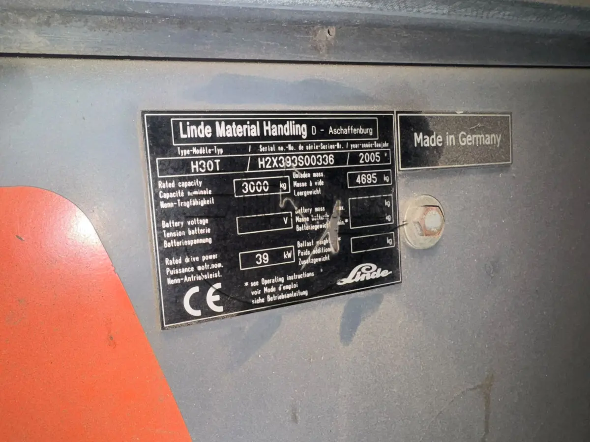 LOTE 001 - Uma empilhadeira Linde, modelo H30T, ano 2005, capacidade 3.000kg