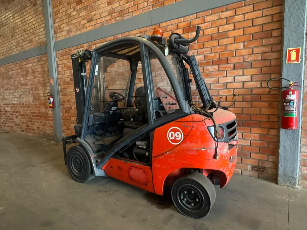 LOTE 002 - Uma empilhadeira Linde, modelo H30T, ano 2006, capacidade 3.000kg