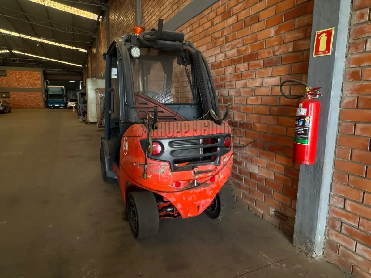 LOTE 002 - Uma empilhadeira Linde, modelo H30T, ano 2006, capacidade 3.000kg