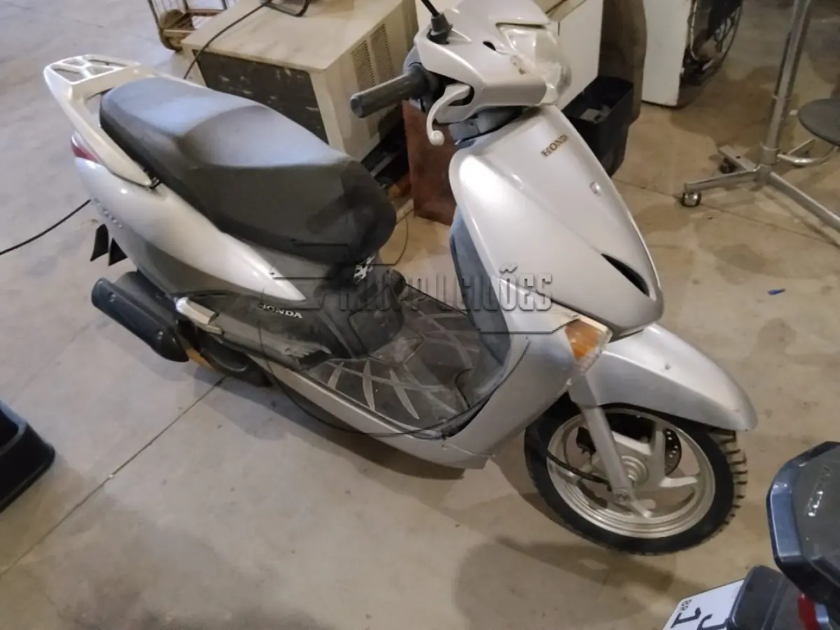 LOTE 017 - Uma motocicleta Honda/Lead 110, ano/mod. 2009/2010