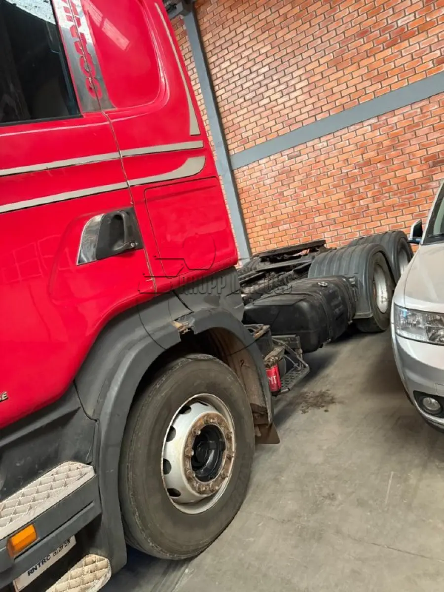 LOTE 001 - Caminhão SCANIA R 440 A6X2, ano/mod. 2014
