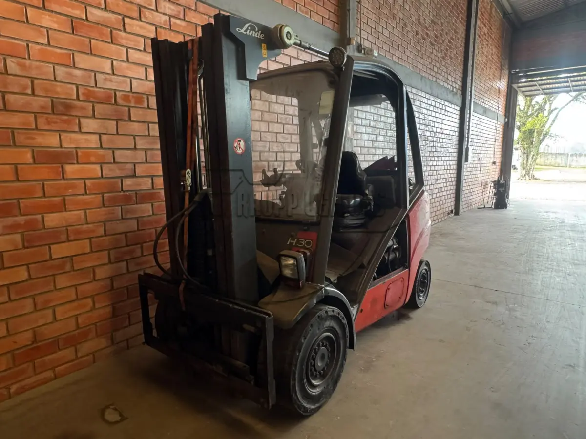LOTE 002 - Uma empilhadeira Linde, modelo H30T, ano 2006, capacidade 3.000kg