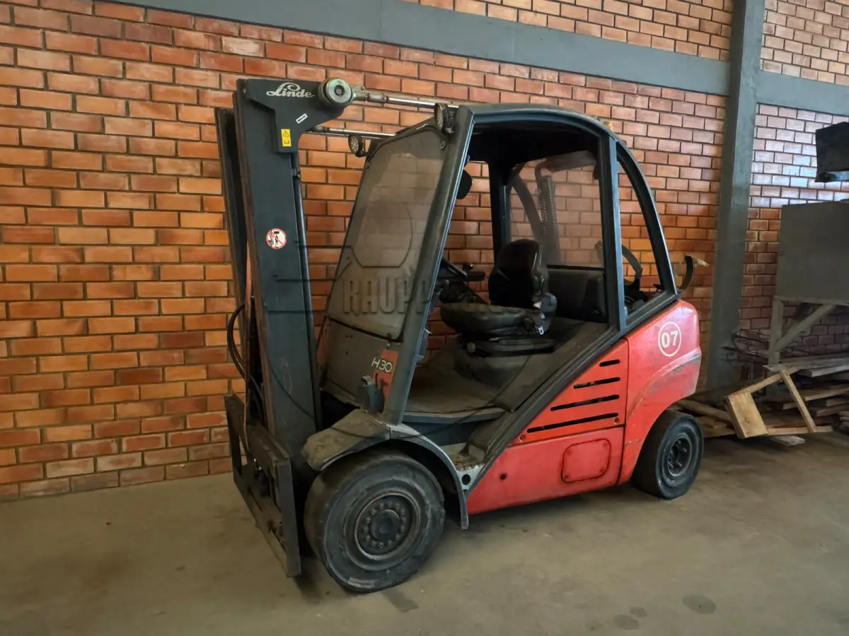LOTE 001 - Uma empilhadeira Linde, modelo H30T, ano 2005, capacidade 3.000kg