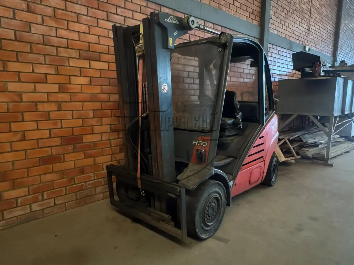 LOTE 001 - Uma empilhadeira Linde, modelo H30T, ano 2005, capacidade 3.000kg