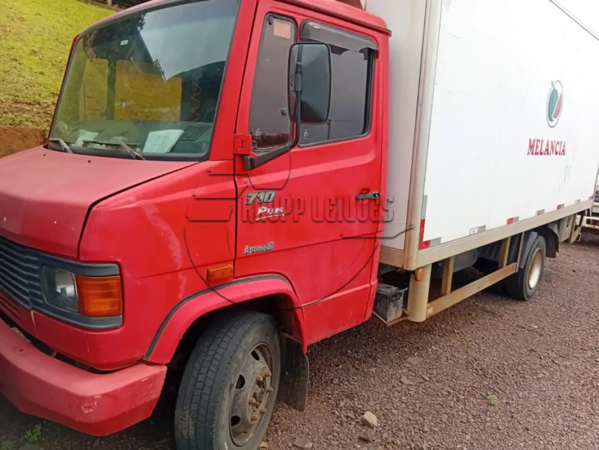 LOTE 001 - Caminhão M. BENZ 710, ano/mod. 2011
