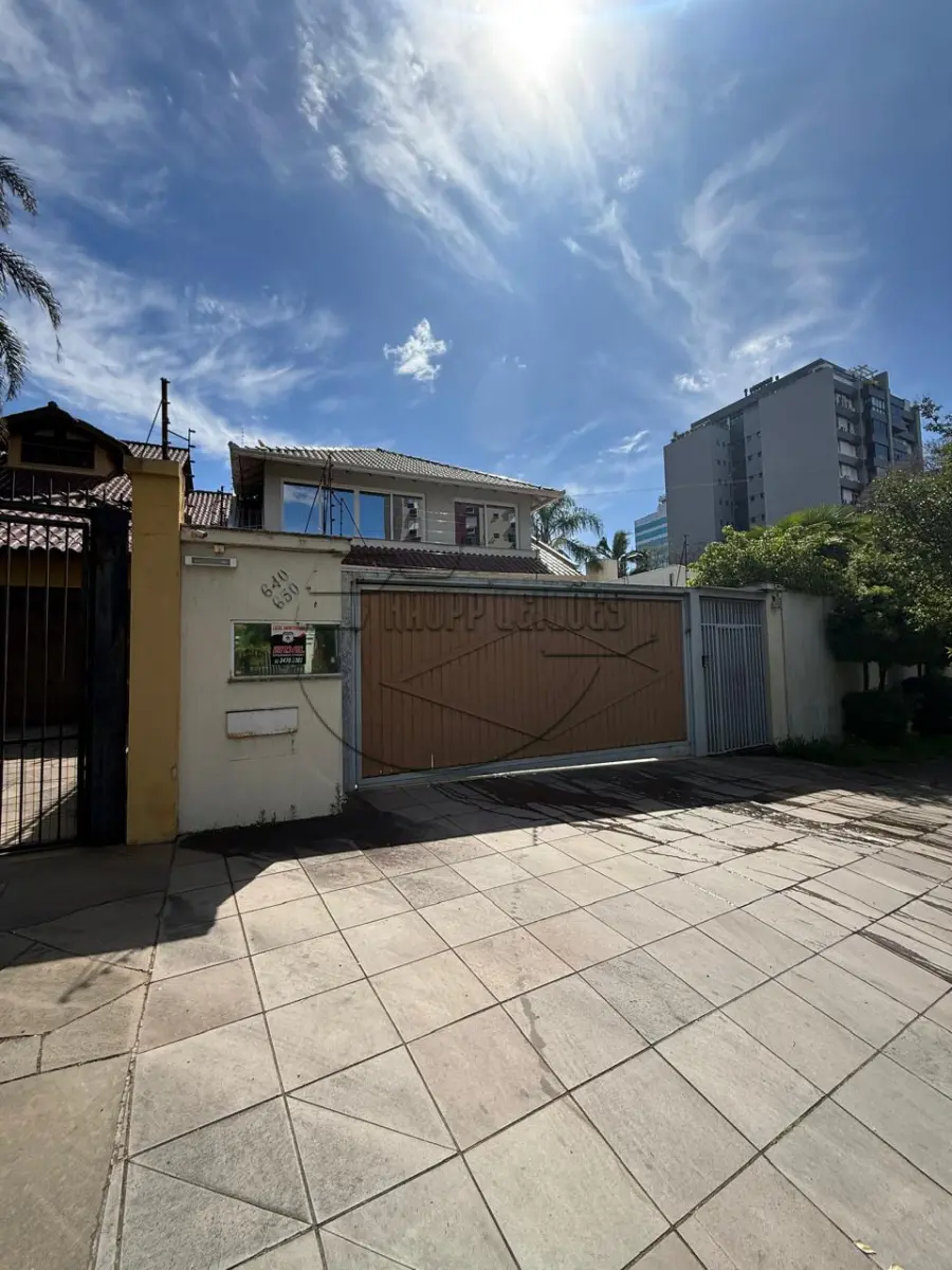 LOTE 015 - (PORTO ALEGRE/RS) Uma casa no Bairro Chácara das Pedras