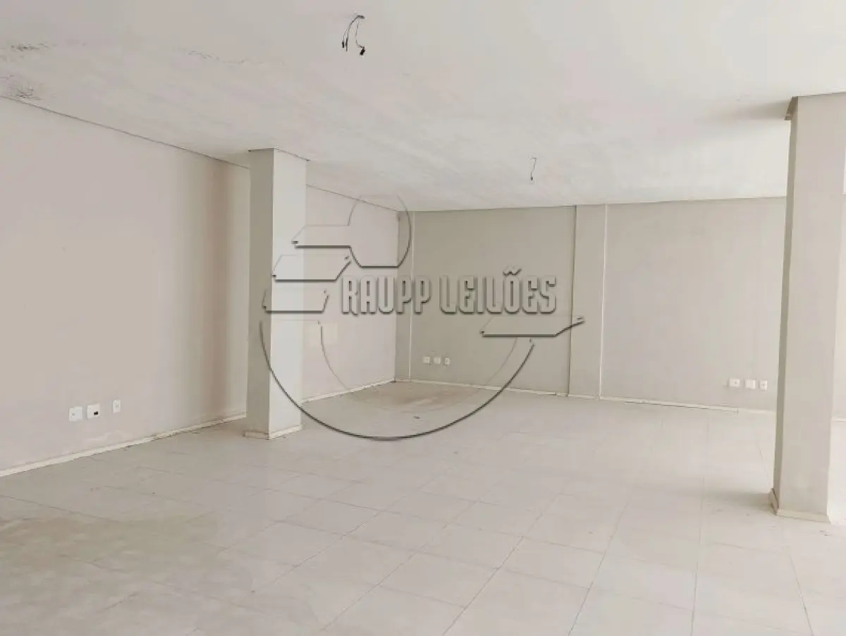 LOTE 016 - (GARIBALDI/RS) Sala comercial c/ 159,04m² + 02 vagas de estacionamento, todos do Edifício Residencial Giuseppe Garibaldi, no Bairro Ferroviário